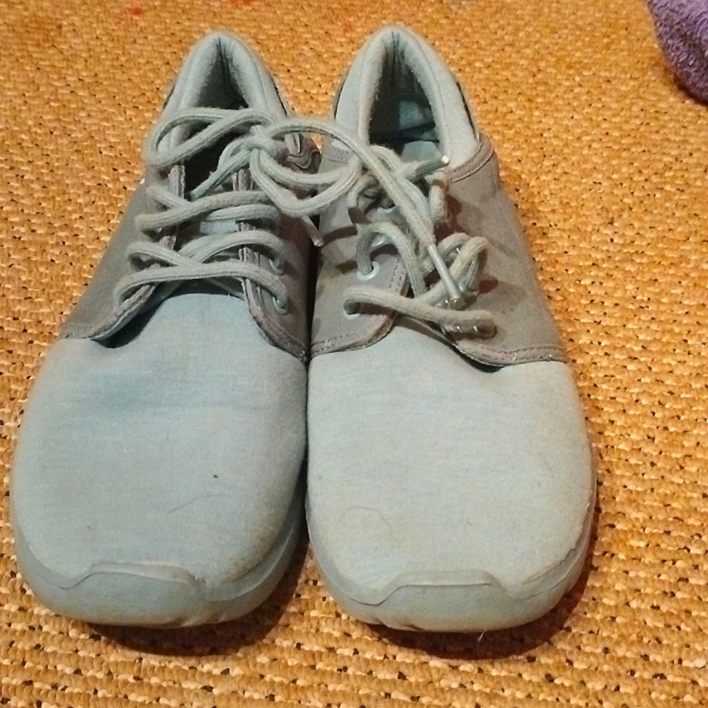 Tennis shoes